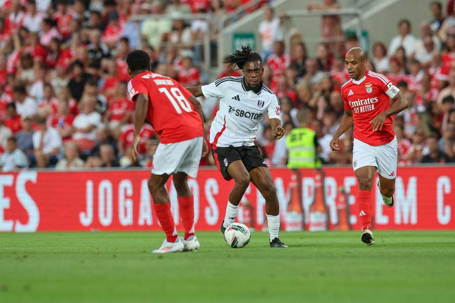 João Mário perante Iwobi, autor do golo da vitória do Fulham