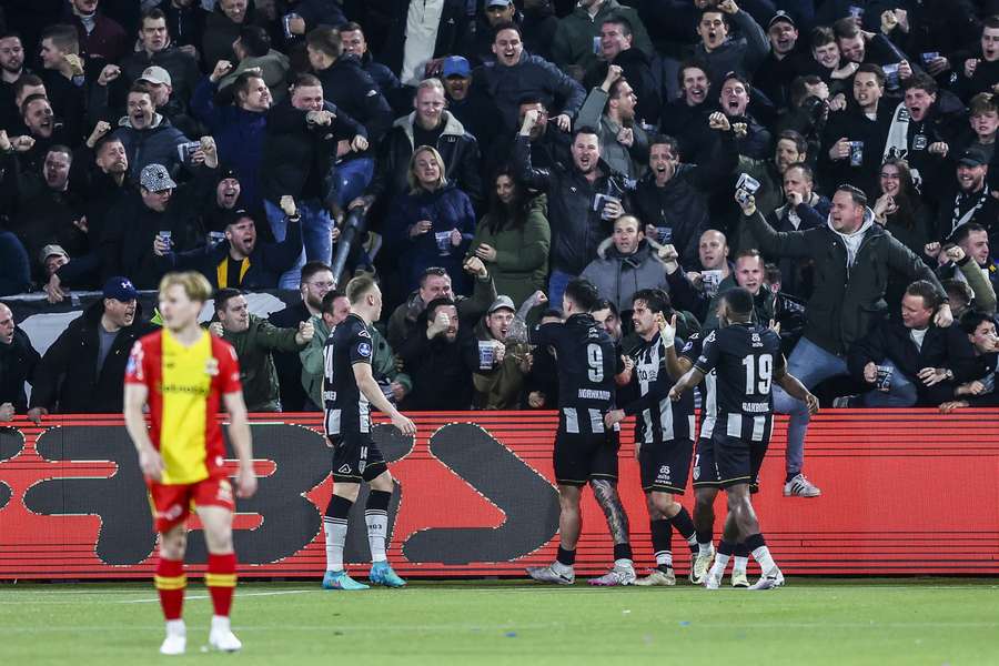 De spelers van Heracles vieren de 1-0 van Jizz Hornkamp