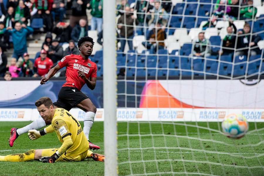 Hannover's Derrick Köhn legt den Ball an Sandhausens Torhüter Patrick Drewes vorbei zum 2:1. 