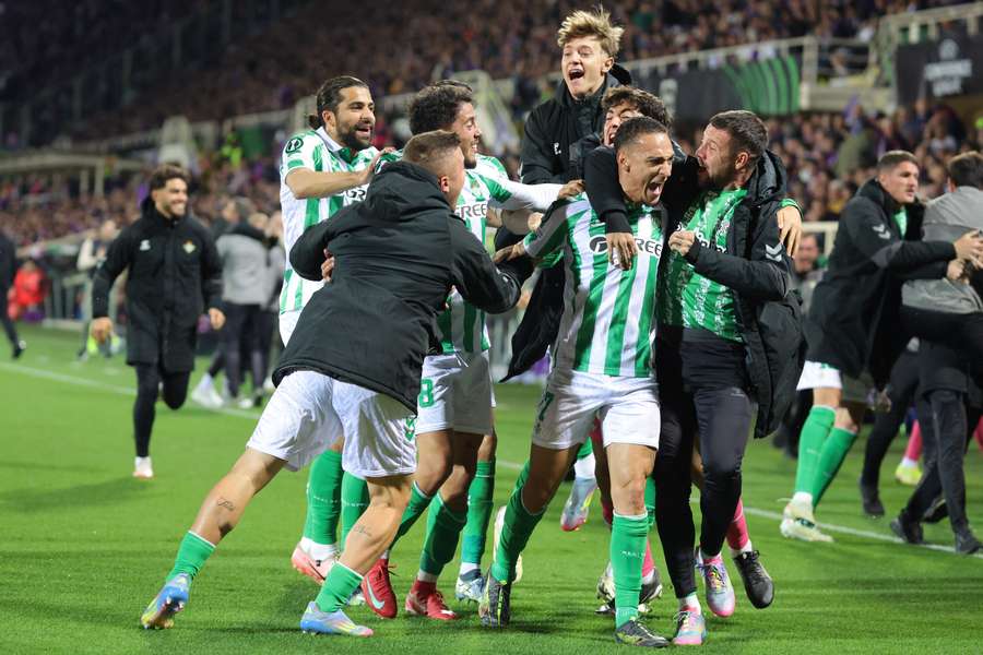 Antony e os seus companheiros de equipa celebram o primeiro golo do jogo.