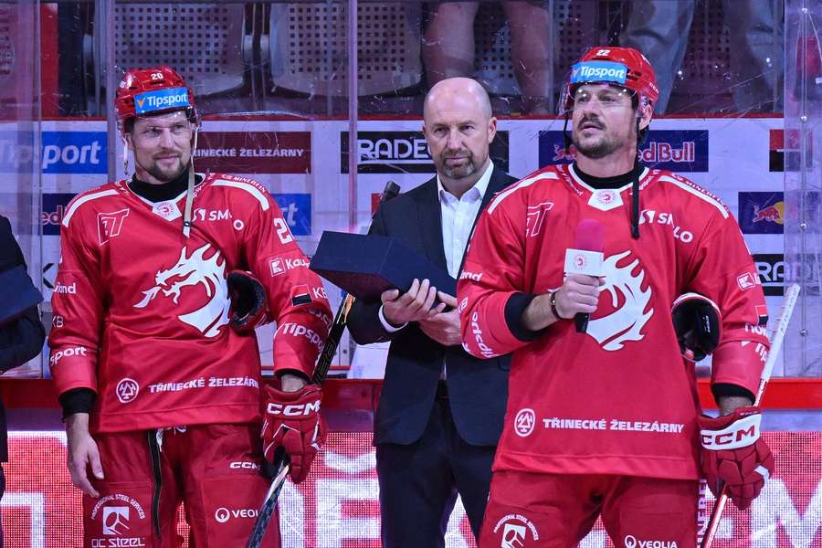 Petr Vrána (vlevo) a Vladimír Dravecký (vpravo) se rozloučili s kariérami. Petr Vrána (vlevo) a Vladimír Dravecký (vpravo) se rozloučili s kariérami.