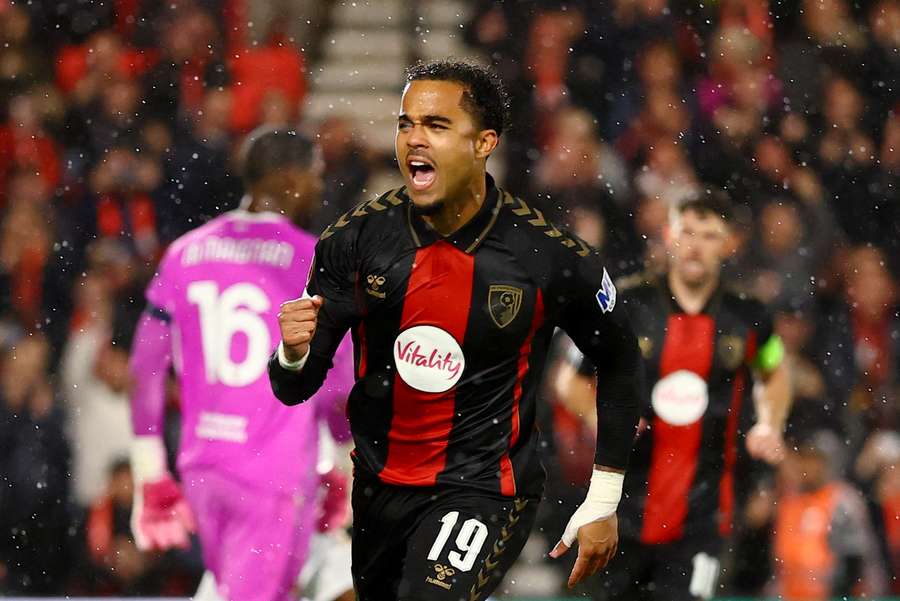 Bournemouth venceu Milan com três gols de bola parada