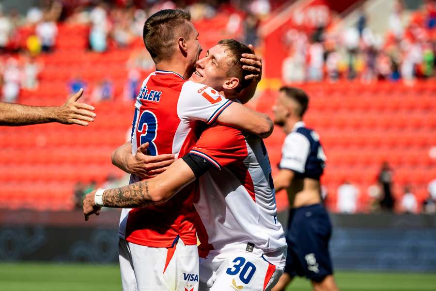 Střelec dvou gólů Wiktor Nowak (vpravo) a Michal Sadílek. Střelec dvou gólů Wiktor Nowak (vpravo) a Michal Sadílek.