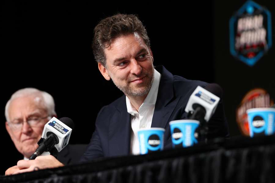 Pau Gasol parla ai media a Houston.