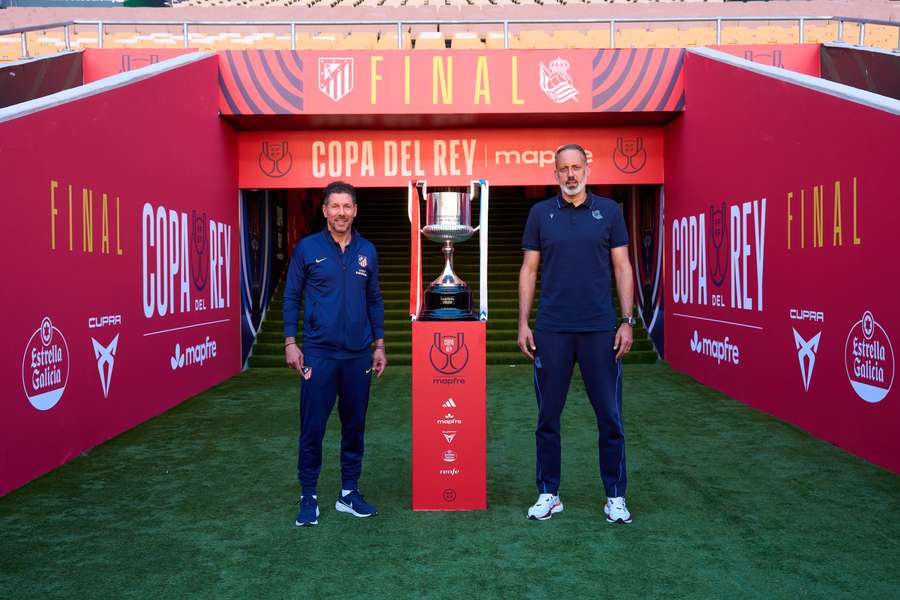 Diego Pablo Simeone y Pellegrino Matarazzo posan junto al trofeo de la Copa del Rey