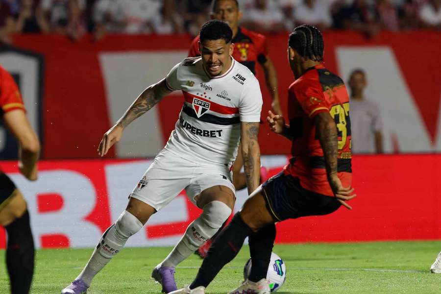 Luciano cavou penálti desperdiçado por Calleri na primeira parte