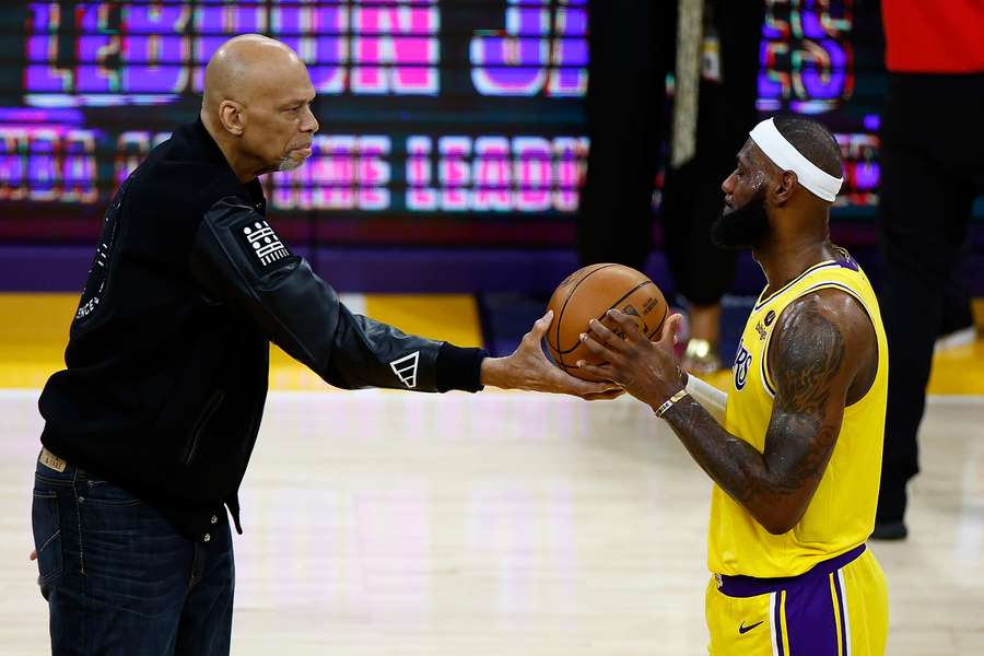 O momento em que Kareem Abdul-Jabbar passou o testemunho a LeBron James