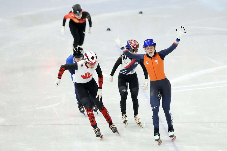 Xandra Velzeboer (R) crosses the line ahead of Kim Gil-li, Courtney Sarault and Arianna Fontana