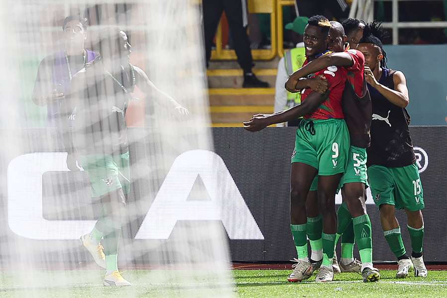 Jucătorii Namibiei sărbătoresc marcarea primului gol al echipei lor în timpul meciului de fotbal din grupa E a Cupei Africii dintre Tunisia și Namibia