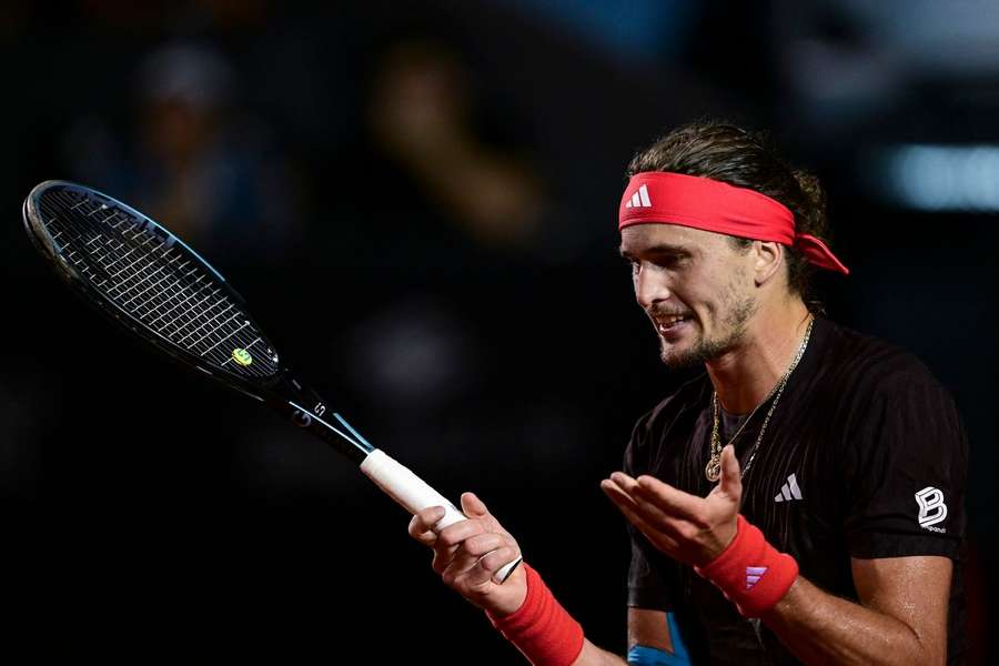 Zverev avanza pese a las dudas.