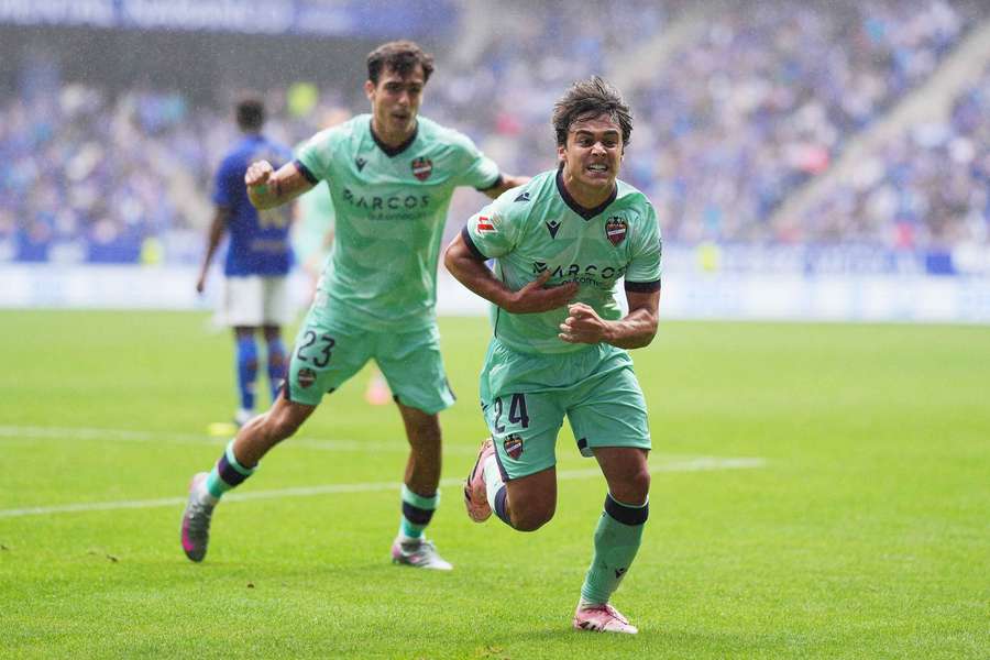 Carlos Álvarez celebra el gol del 0-1