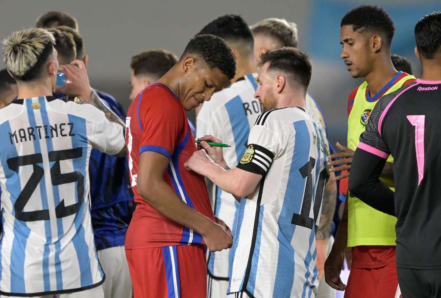 Messi autografa camisa de jogador do Panamá