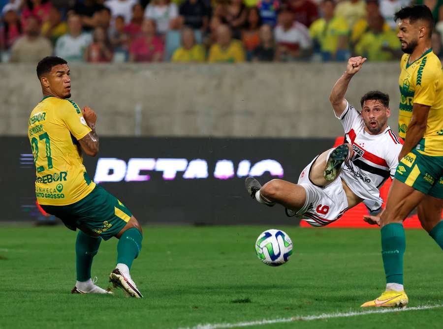 O São Paulo não viveu uma boa noite em Cuiabá