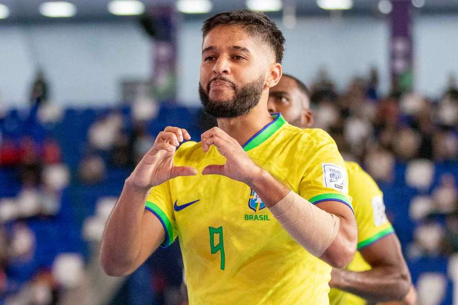 Leandro celebra 3º gol contra os costa-riquenhos