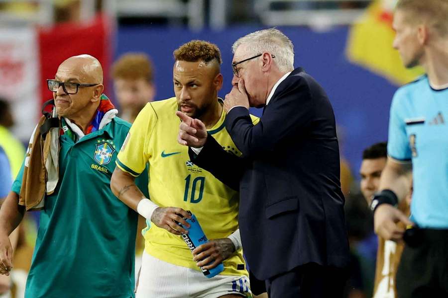 Carlo Ancelotti donnant des indications à Neymar.