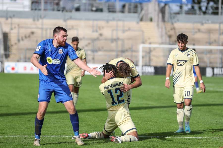 Justin Che (m., Nummer 12) und Umut Tohumcu (r., 10) jubelten im Oktober 2022 beim Spiel von Hoffenheim II gegen FSV Frankfurt.