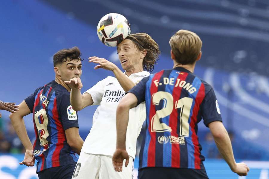 Pedri, Luka Modrić en Frenkie de Jong in een eerdere Clásico van dit seizoen