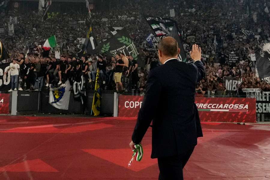 Allegri saluda a la afición después de que la Juventus ganara la Copa.