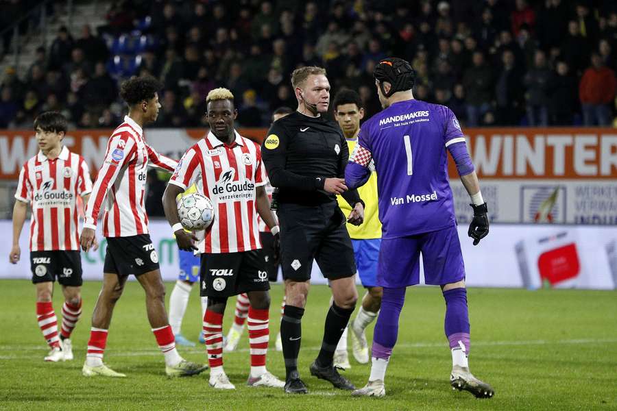 Joshua Kitolano nam de penalty om de eindstand op het bord te zetten