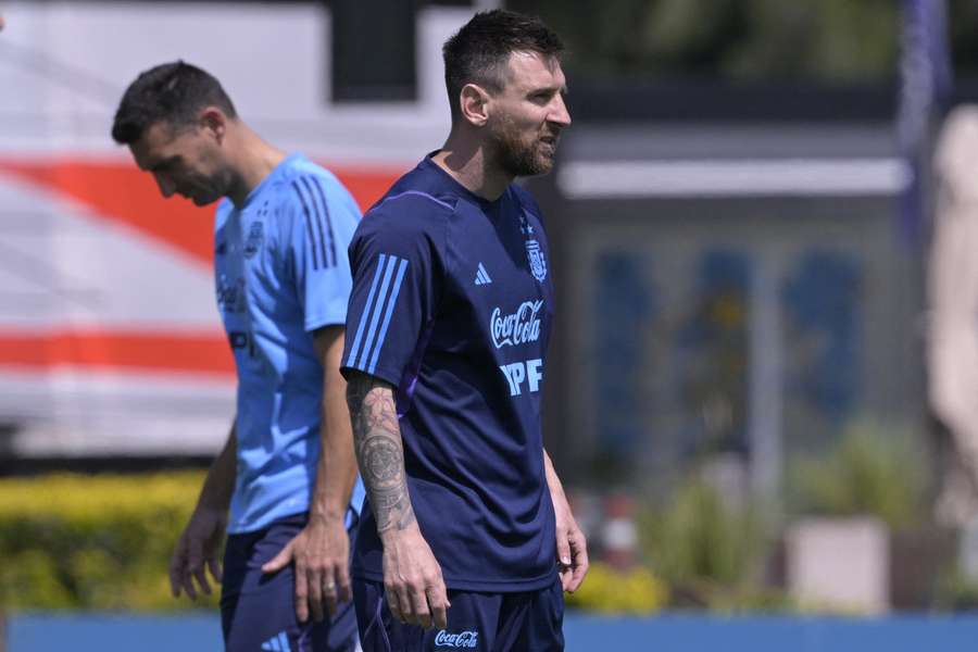 Scaloni e Messi no treino de segunda-feira