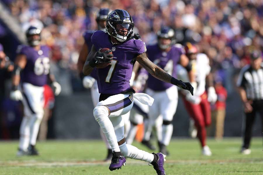 Ravens receiver Bateman gaat er vandoor met de bal