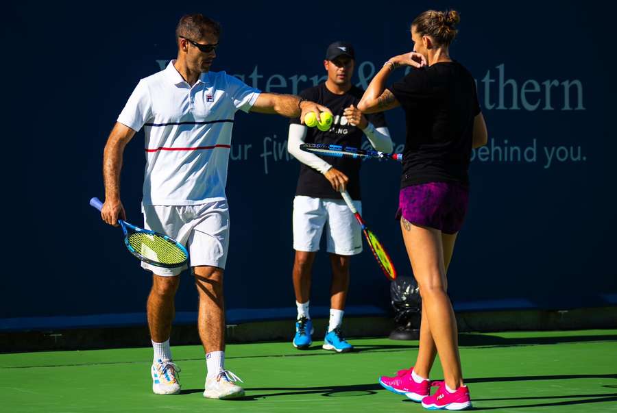 Carlos Martinez și Karolina Pliskova, cu Michal Franek în fundal.