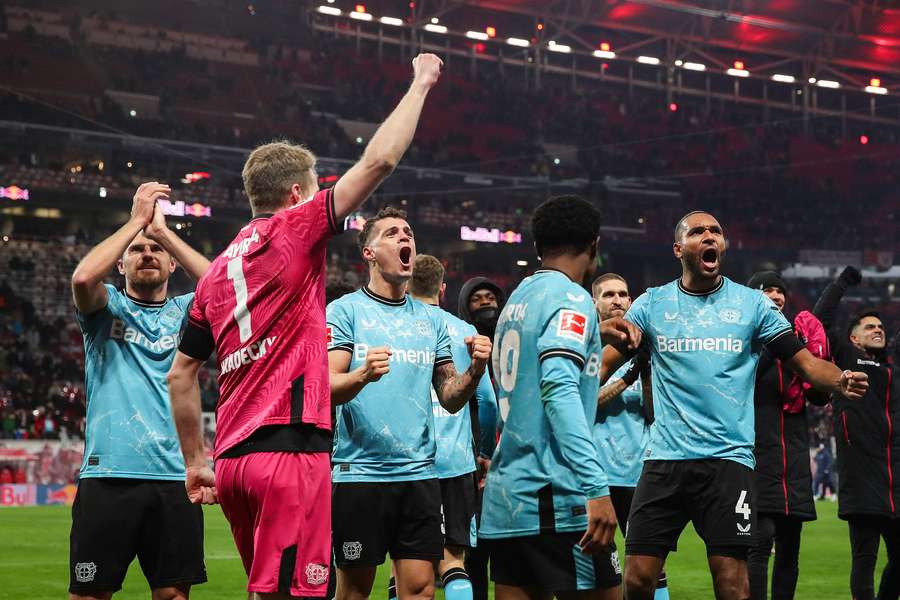 Jonathan Tah (r.) und Leverkusen feierten einen extrem wichtigen Auswärtssieg gegen RB.