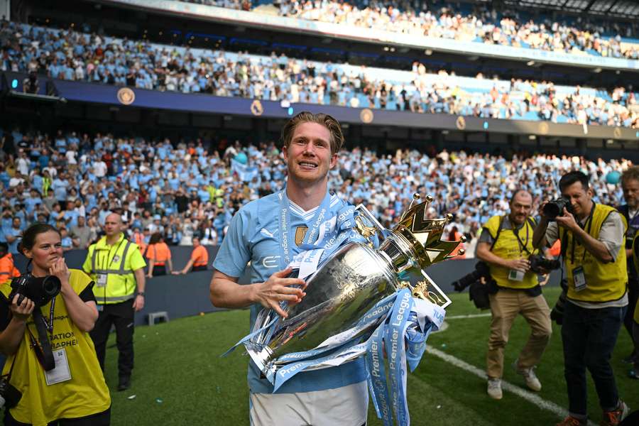 Manchester City's Belgian midfielder #17 Kevin De Bruyne poses with the Premier League trophy