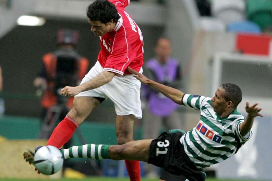 Perez wordt getackeld door Sportings Liédson da Silva Muniz tijdens de halve finale in 2005