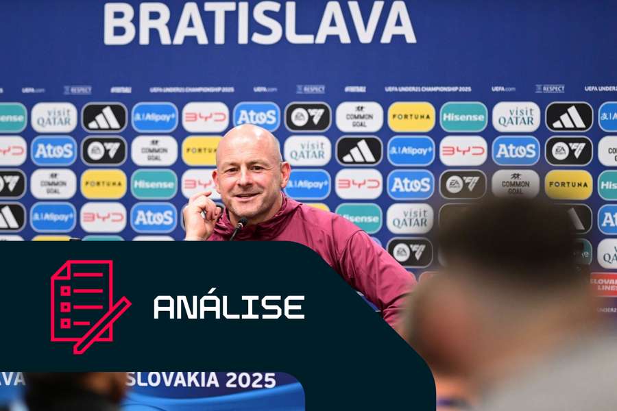 Lee Carsley durante uma conferência de imprensa no Estádio Nacional da Eslováquia