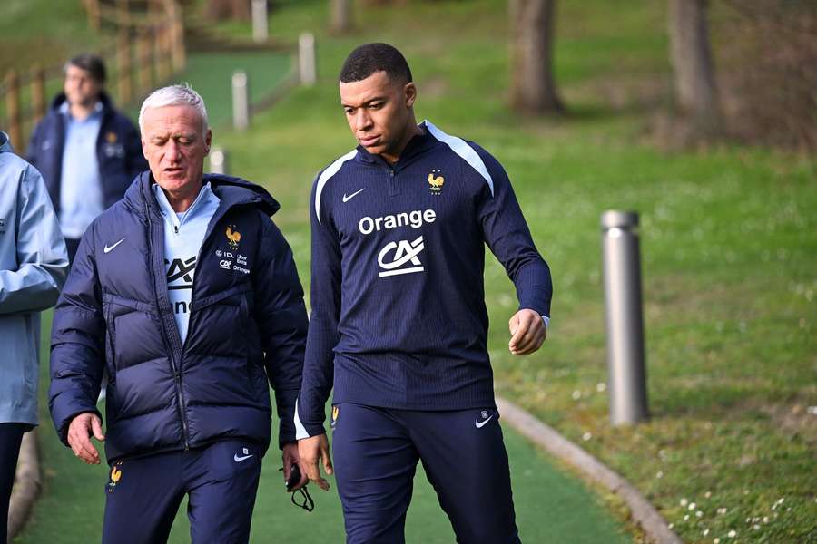 Kylian Mbappe (til højre) sammen med Didier Deschamps.