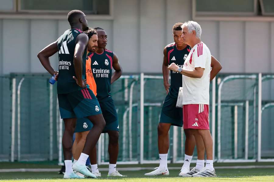 Konaté, Cucurella, Diomandé y Mbappé escuchan a Mourinho