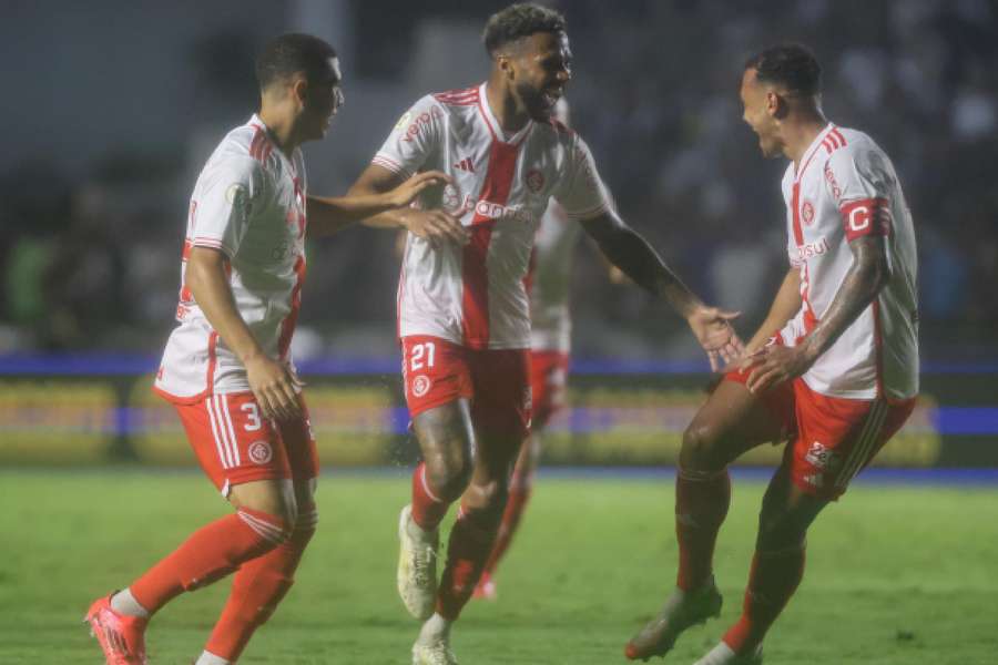 Wesley marcou o gol da vitória do Internacional em São Januário