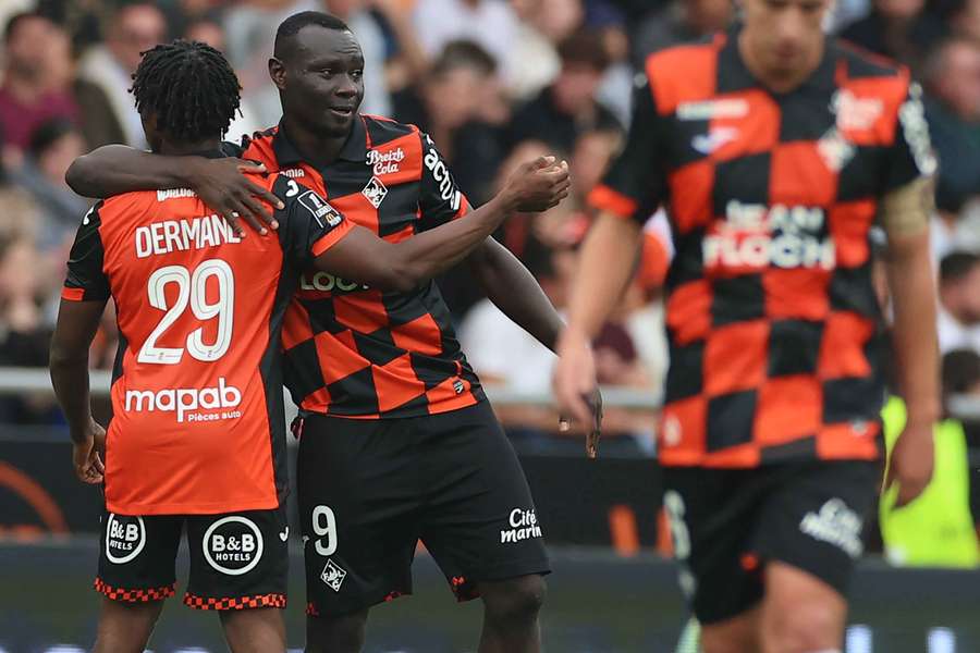 Jogadores do Lorient celebram o golo inaugural