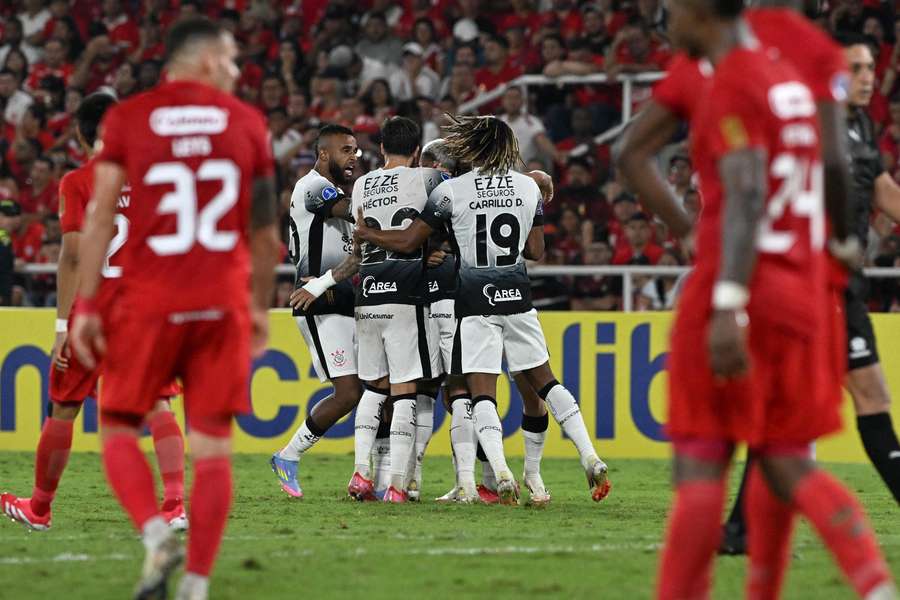 Matheuzinho é celebrado após marcar o gol de empate do Corinthians