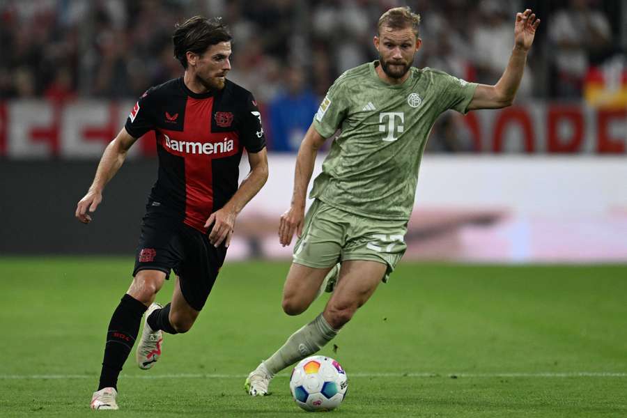 Enge Zweikämpfe - wie hier zwischen Jonas Hofmann (l.) und Konrad Laimer (r.) - waren keine Mangelware.