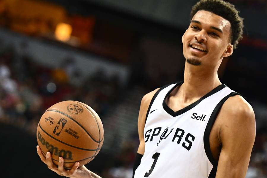 Top-Draft Wembanyama braucht noch Zeit um sich an den Spielstil der NBA zu gewöhnen. Top-Draft Wembanyama braucht noch Zeit um sich an den Spielstil der NBA zu gewöhnen.
