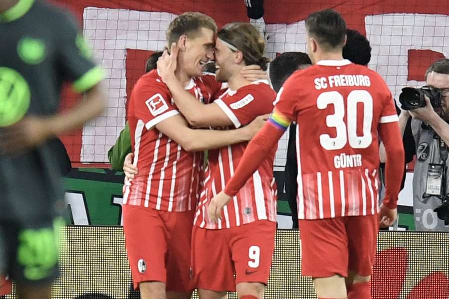 De spelers van Freiburg vieren het doelpunt van Nils Petersen