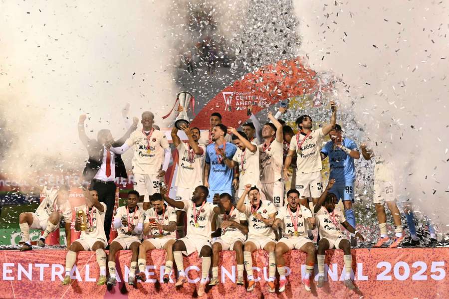 El Alajuelense logra el título de nuevo El Alajuelense logra el título de nuevo