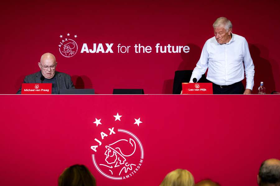 Michael van Praag (L) en Leo van Wijk op een vergadering voor aandheelhouders