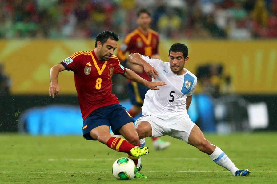 Xavi (Espagne) au duel avec Walter Gargano (Uruguay) lors de la Coupe des Confédérations, le 16 juin 2013 à Recife. Xavi (Espagne) au duel avec Walter Gargano (Uruguay) lors de la Coupe des Confédérations, le 16 juin 2013 à Recife.