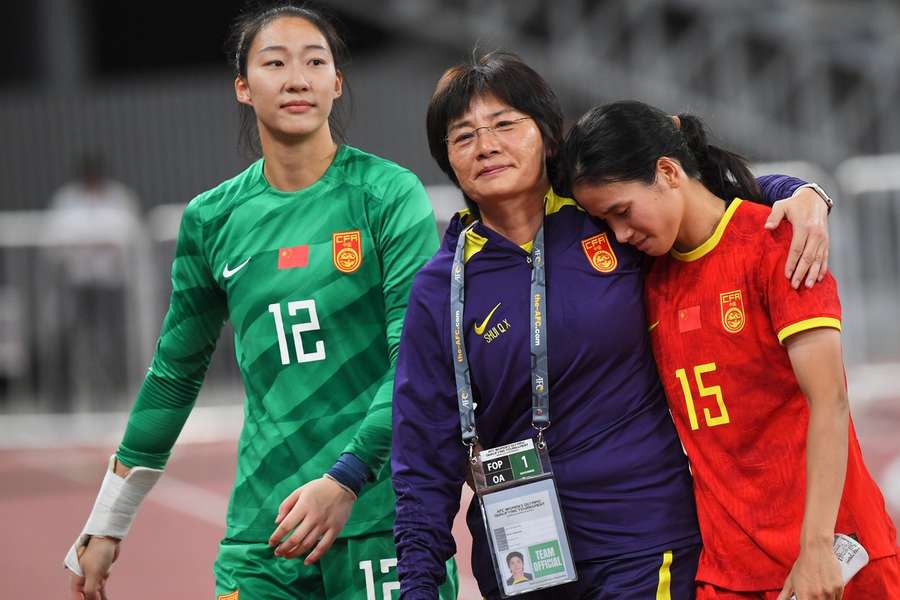 Qingxia consola jogadoras na partida contra a Coreia do Sul