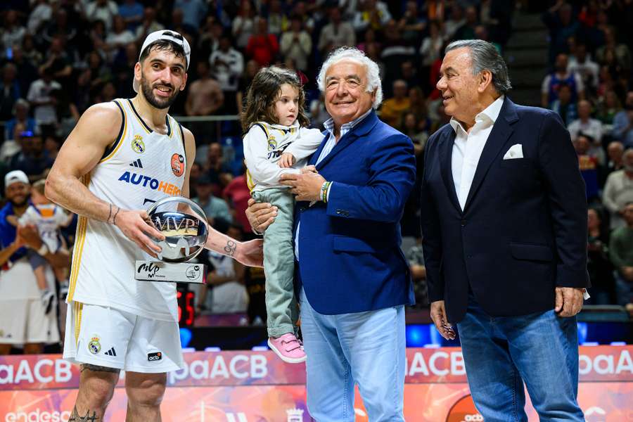 Facundo Campazzo, junto a su hija y Los del Río, recibiendo el MVP de la final