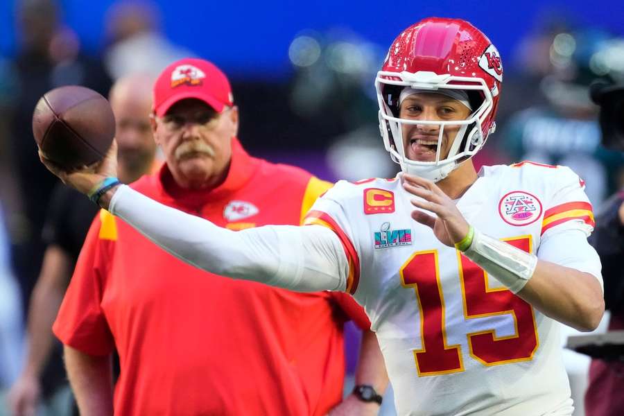 Patrick Mahomes en coach Andy Reid vlak voor Super Bowl 57