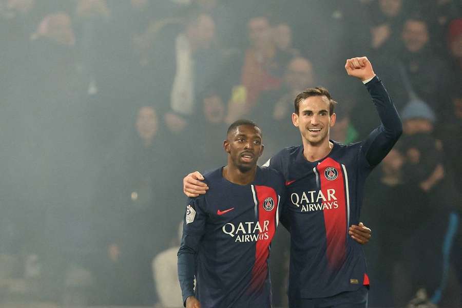 Dembélé y Fabián celebran un gol del PSG 