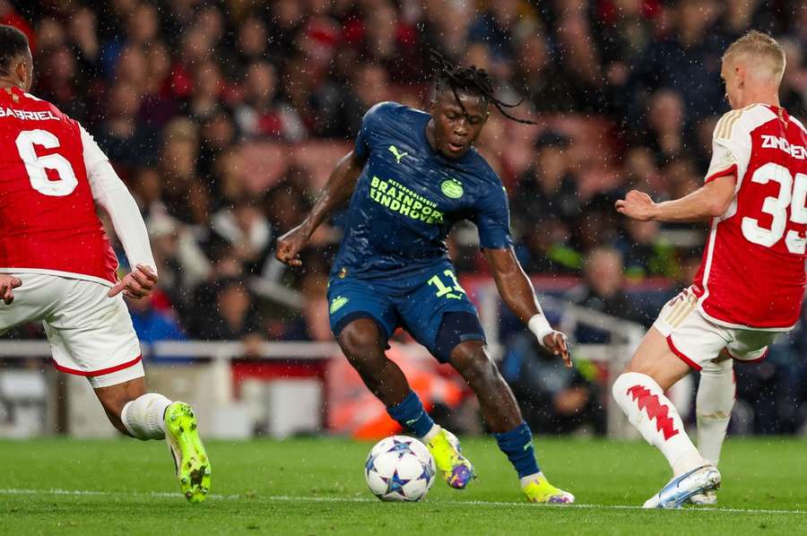 Johan Bakayoko in de eerdere ontmoeting met Arsenal