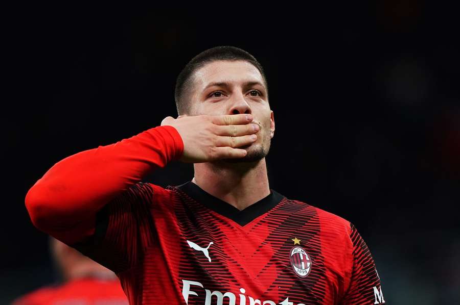 Jovic celebra su primer gol con el Milan