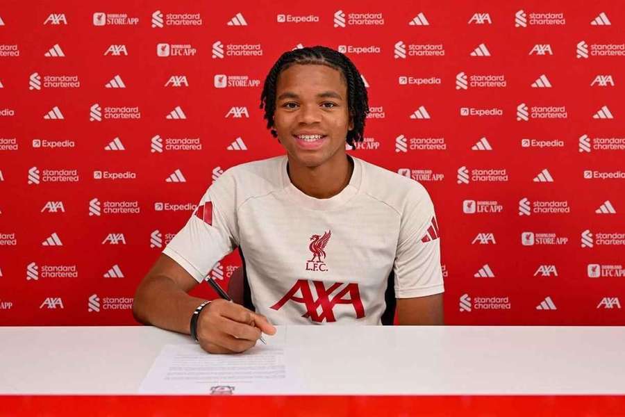 Ngumoha recebe o seu primeiro contrato profissional com o Liverpool