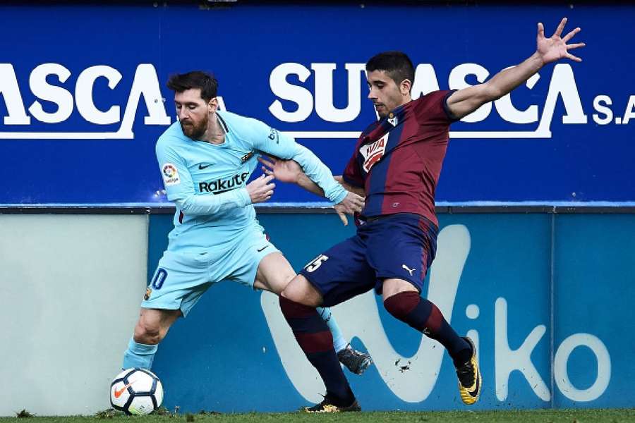 José Ángel Cote junto a Leo Messi