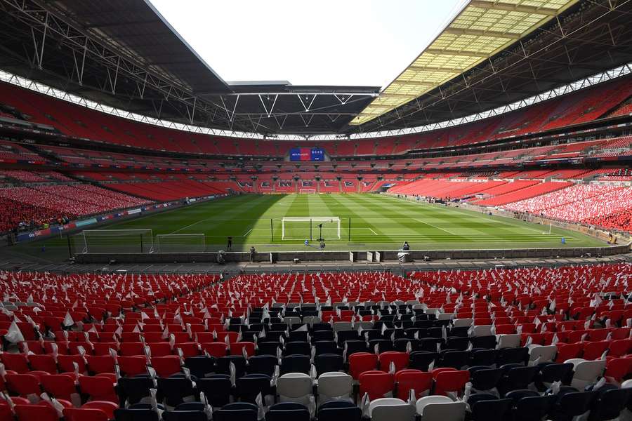 O Estádio de Wembley terá 867 lugares, atrás das balizas, para adeptos que pretendam ver o jogo em pé